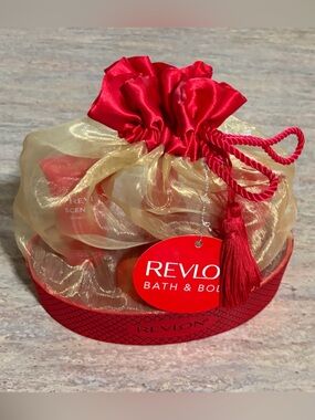 Revlon Scentsous A Provocative Medley of Red Tea, Ginger & more Bath & Body Set